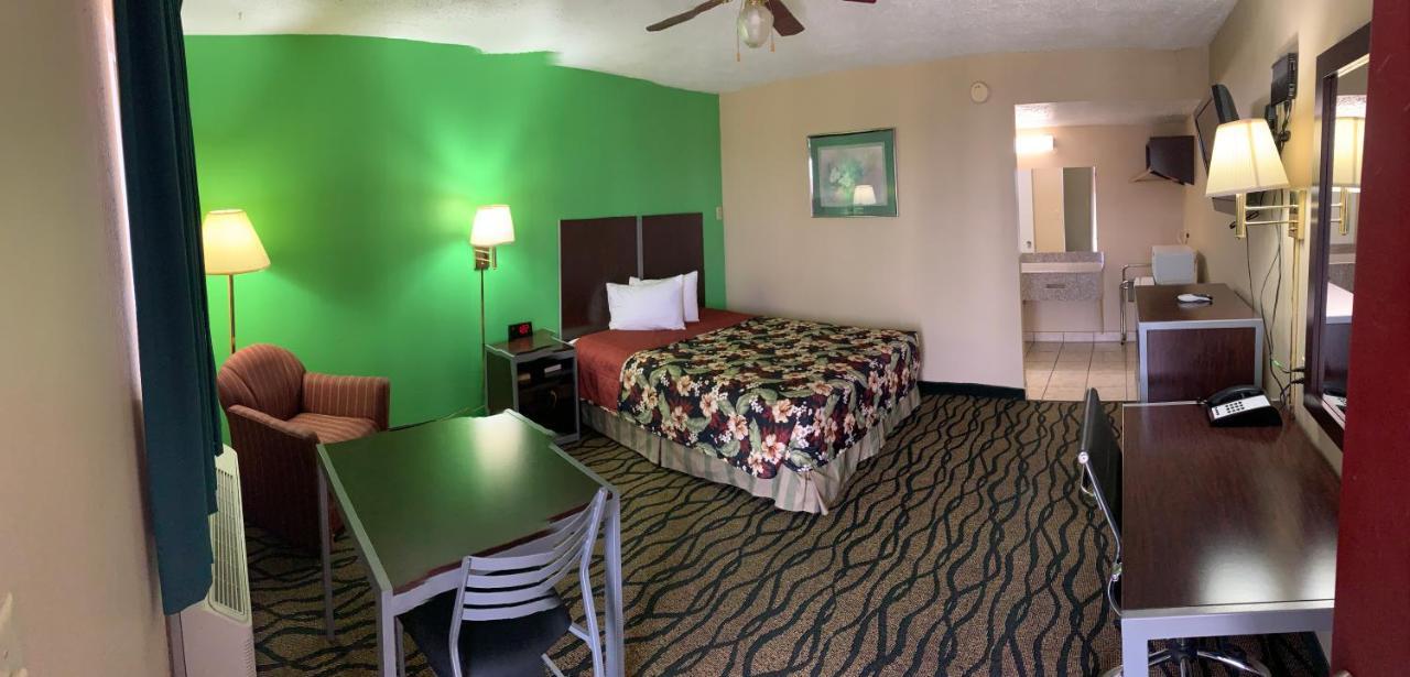 ليبرال Thunderbird Inn المظهر الخارجي الصورة
